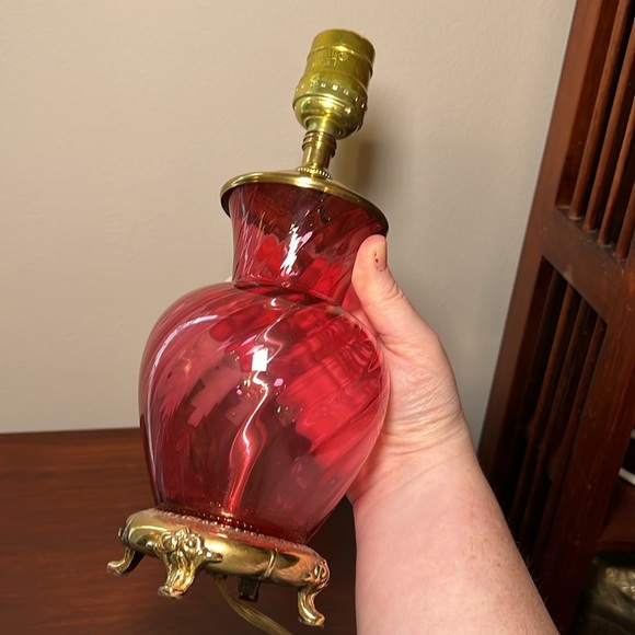 Vintage pink cranberry glass swirl optic gold brass footed pedestal desk lamp - Picture 8 of 10
